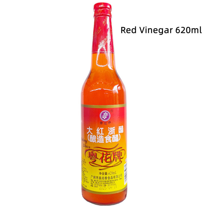 Yue Hua Zhejiang red vinegar 620 ml bottle — Bottle on white background